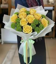 Букет сочно-зеленый в Анапе Букет цветов из:  Хризантемы и Розы в Анапе