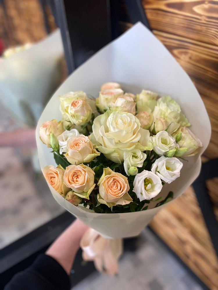 Букет цветов из: Розы и Лизиантусы в Анапе